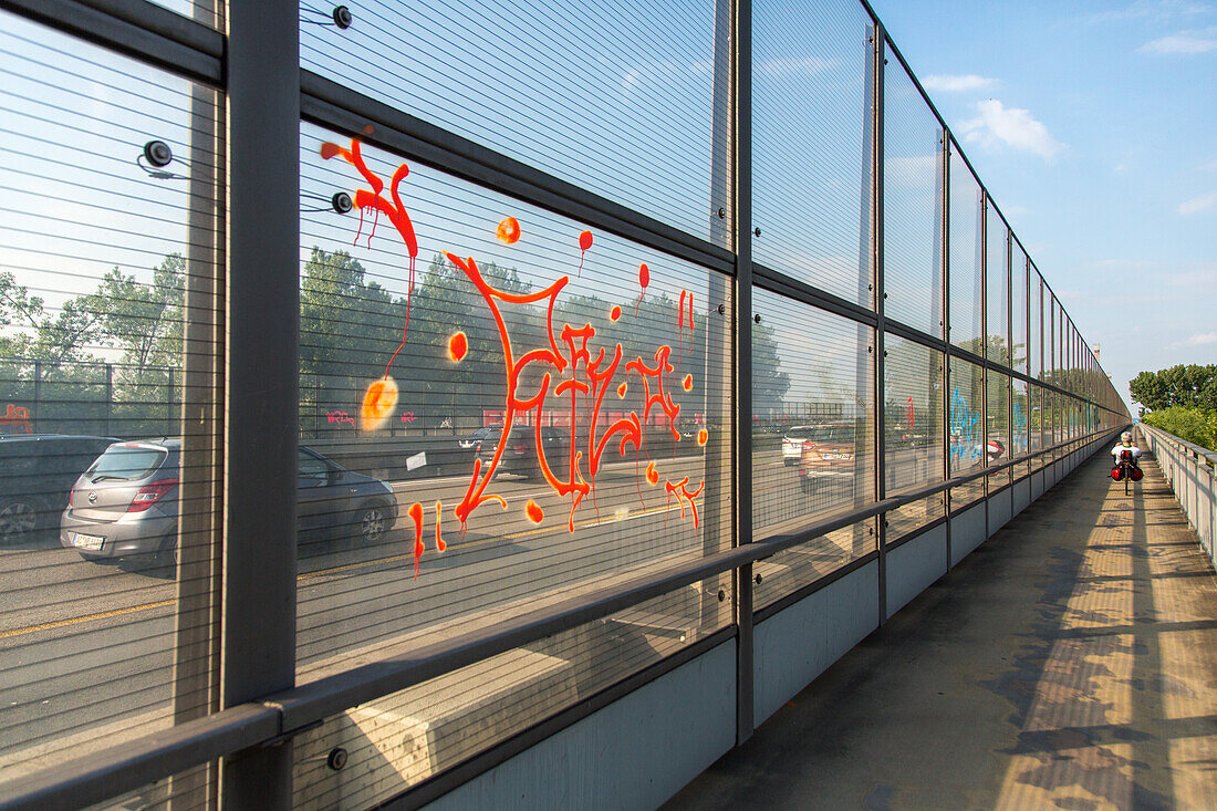 A 1 Rheinbrücke bei Leverkusen, Fußgänger, Radarkontrolle, Graffiti auf Glaswand, Deutsche Autobahn, Verkehr, Verkehrsnetz, Transit, LKW, Maut, Geschwindigkeit, Geschwindigkeitsbegrenzung, Tempolimit, Mittelstreifen, Transport, Infrastruktur, Automobil, B