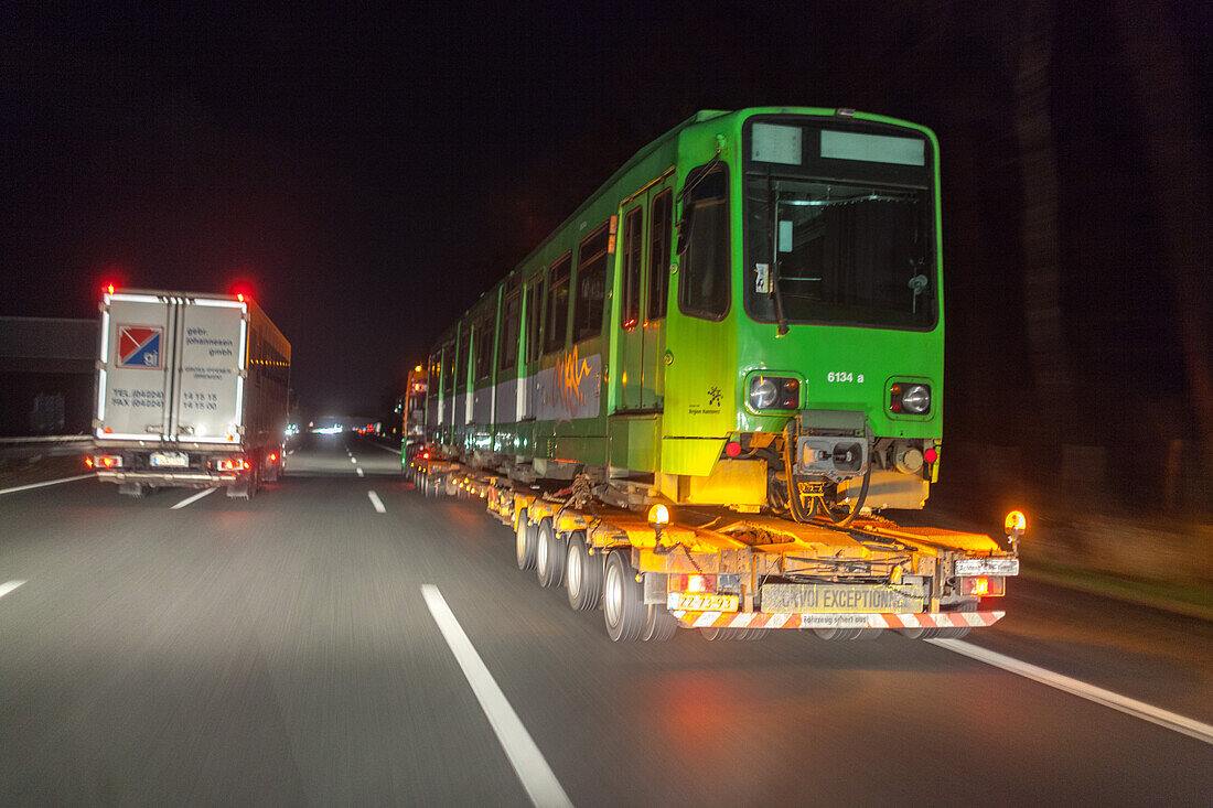 A 27, heavy load, oversize, night, transporting a tram, German Autobahn, motorway, freeway, speed, speed limit, traffic, infrastructure, Germany