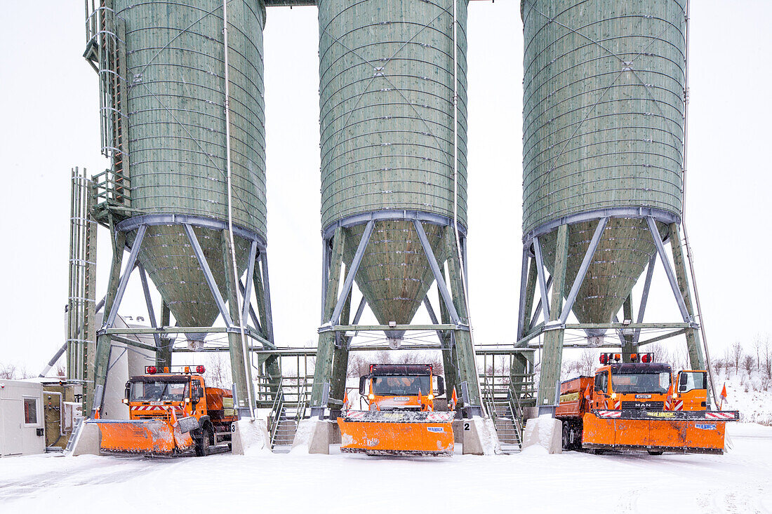 Autobahnmeisterei Garbsen, Depot, Salz-Silos, Streusalz, Winterdienst, Räumdienst, Schneepflug, Niedersachsen, A 2, Deutsche Autobahn, Schneetreiben, Winter, Eisglätte, Verkehr, Verkehrsnetz, Transit, Transport, Infrastruktur, Automobil, Regen, Nässe, Deu