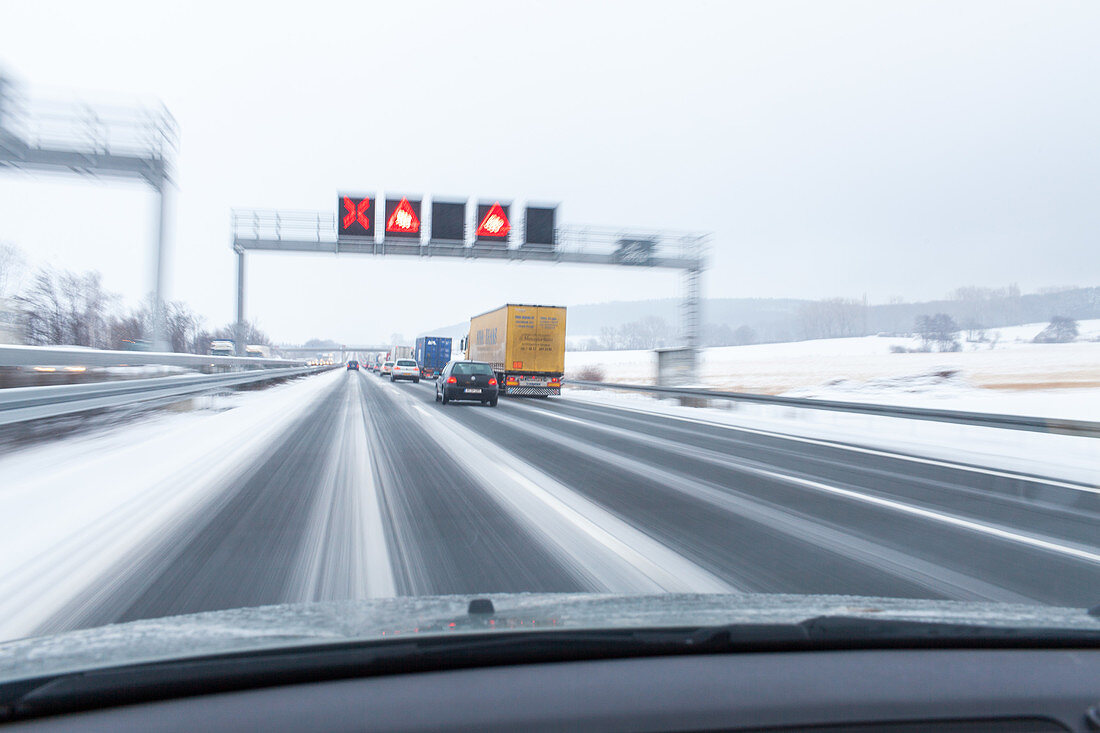 A 2, Stauwarnung, elektronische Anzeige, Schneeglätte, Räumdienst, Streusalz, Niedersachsen, Deutsche Autobahn, Schneetreiben, Winter, Eisglätte, Sichtbehinderung, Bremsspuren, Stau, Verkehr, Verkehrsnetz, Transit, LKW, Maut, Geschwindigkeit, Geschwindigk