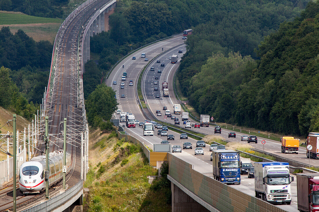 A 3, bei Neustadt Wied, parallel Hochgeschwindigkeitszug, ICE, Streckennetz, Gleise, Fernverkehr, Schnellfahrstrecke, parallel zur Autobahn, Deutsche Autobahn, Verkehrsnetz, Transit, LKW, Maut, Geschwindigkeit, Geschwindigkeitsbegrenzung, Tempolimit, Tran