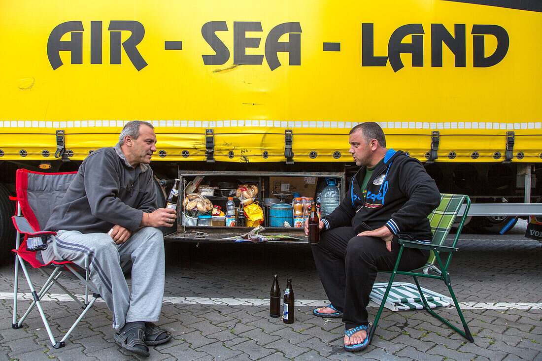 Parkplatz, Raststätte, Fernfahrer, Selbstversorger, Picknick, Proviant, Kammer, Wartezeit, Lkw-Fahrer, Ruhepause, Lenk- und Ruhezeit, Deutsche Autobahn,Verkehr, Verkehrsnetz, Transit, LKW, Dämmerung, Transport, Infrastruktur, Automobil, Beschilderung, Deu