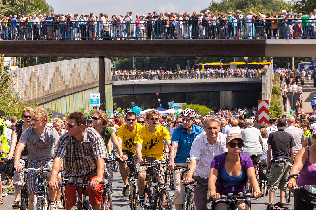car free Autobahn, A 40, road closed for public, cyclists, motorway, freeway, speed, speed limit, bicycle traffic, crowds, infrastructure, event, Essen, Germany