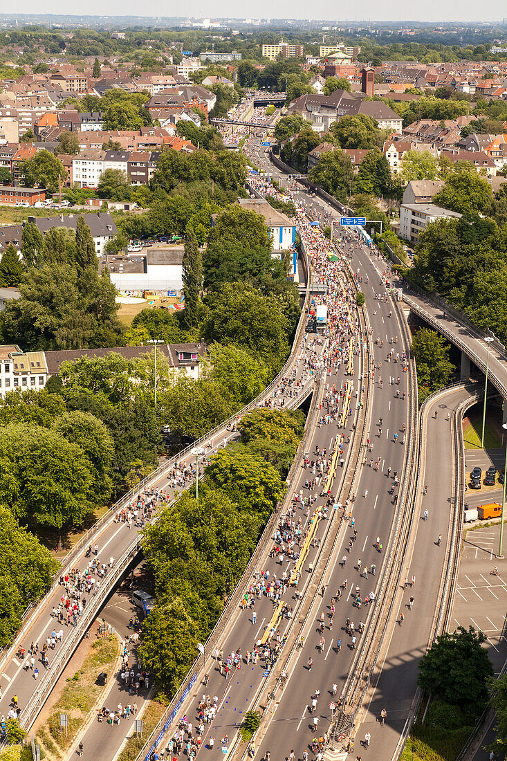 Luftaufnahme, Essen, autofreies Wochenende 2010, Fahrradfahren auf der Autobahn, A 40, Event, vielbefahren,Verkehrsarterie des Ruhrgebiets, Deutsche Autobahn, Verkehr, Verkehrsnetz, Transport, Infrastruktur, Automobil, Brücke, Individualverkehr, Deutschla