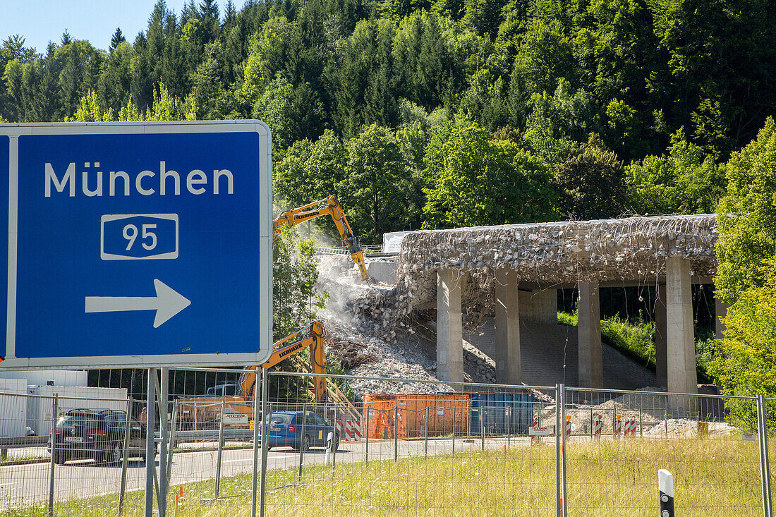 slip way, German Autobahn, A 95, access sign for Münich, demolition of a bridge, motorway, highway, freeway, speed, speed limit, traffic, fence, hills, Bavaria, Germany
