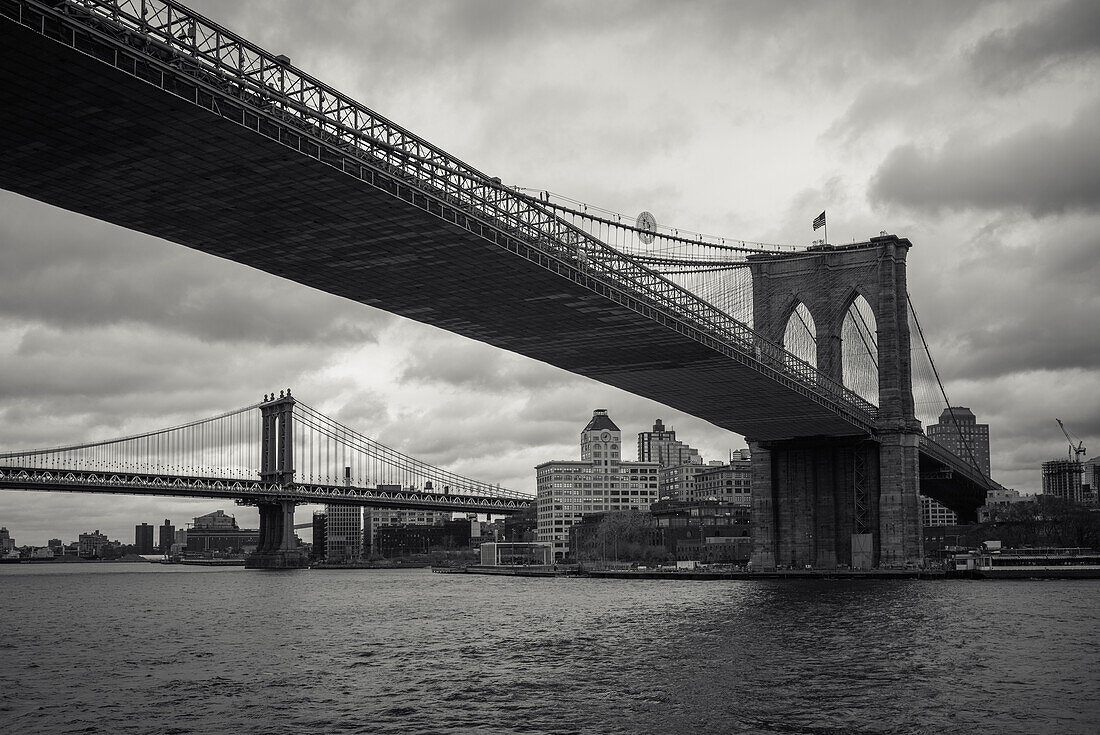 Brooklyn Bridge  und Manhatten Bridge mit Skyline von Brooklyn, Stadt New York, New York, USA