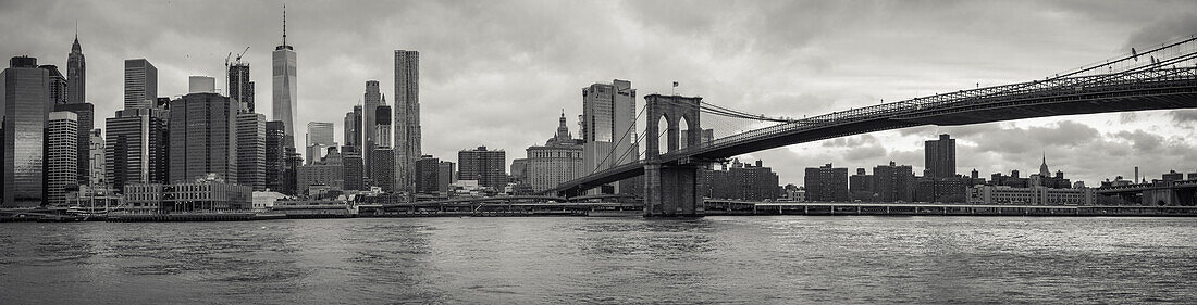 Brooklyn Bridge mit Skyline von Manhatten East River, Stadt New York, New York, USA