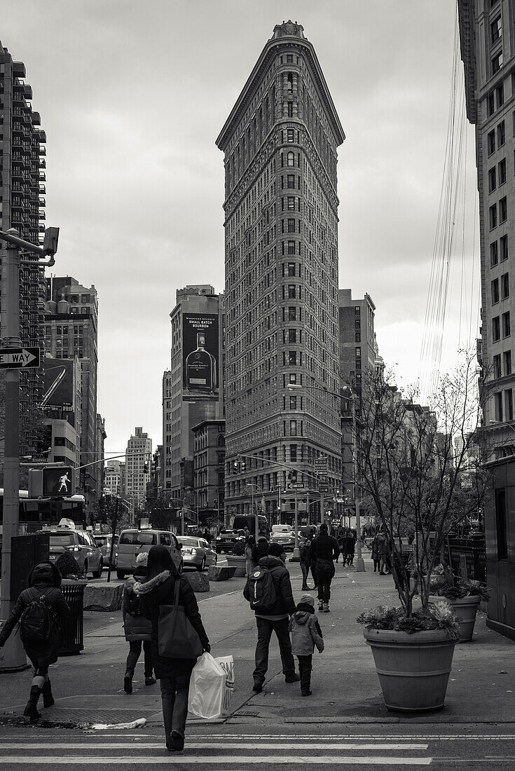 On the 5th Ave in Manhatten the Flatiron Building, New York City, New York, USA