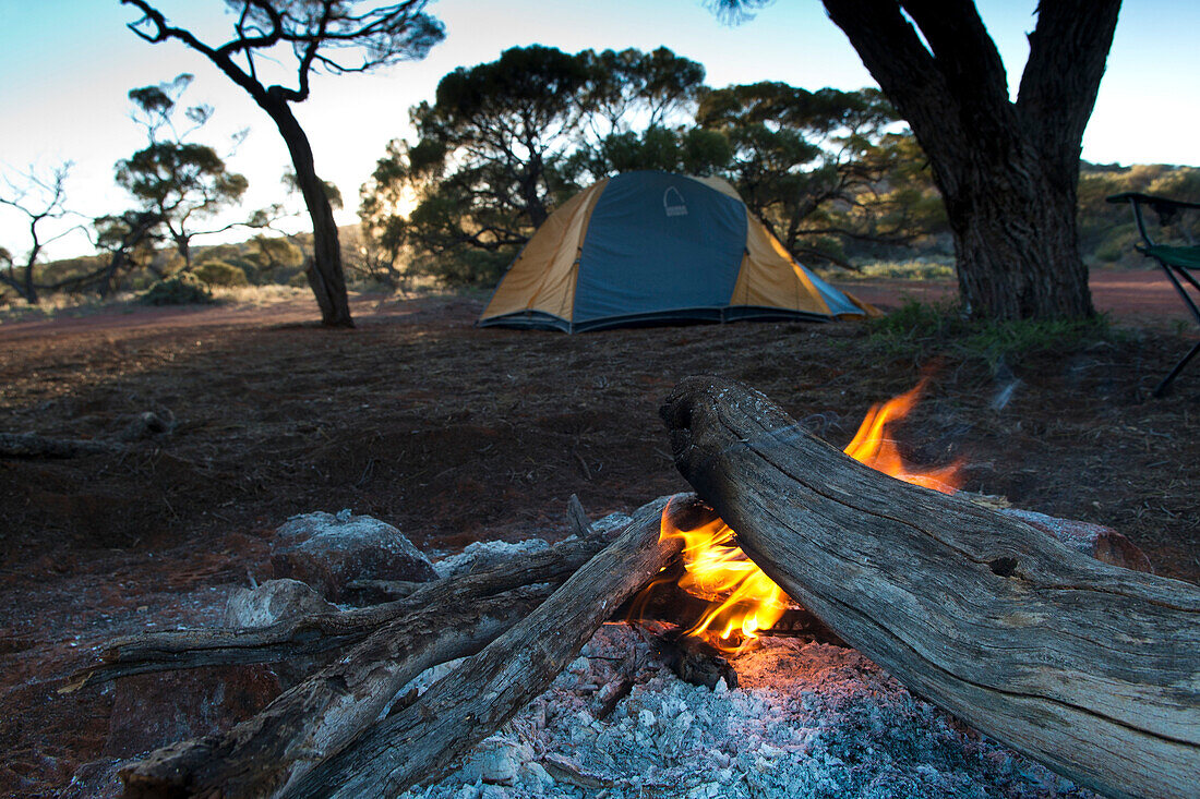 Zelten nahe dem Ufer des Lake Geirdner, Lake Geirdner, Südaustralien, Australien