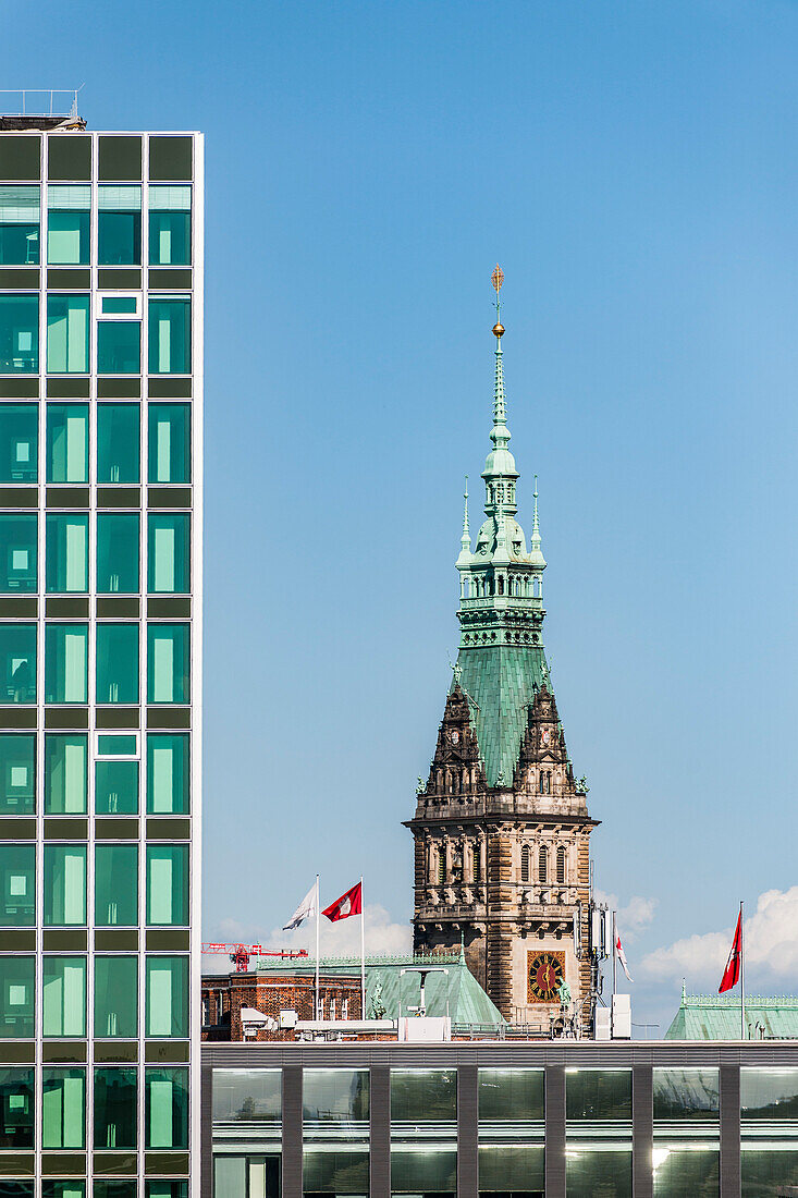 Blick über die Dächer von Hamburg auf das Rathaus, Hamburg, Norddeutschland, Deutschland