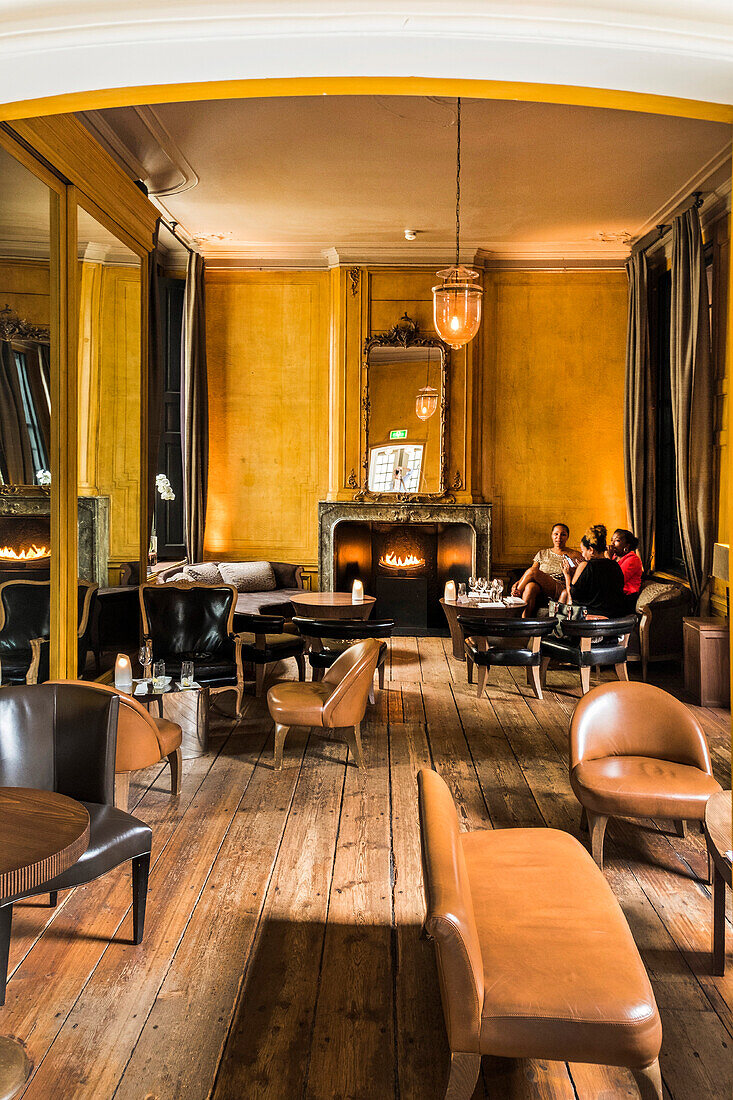 Frauen beim Mittagessen in einem Hotel in Amsterdam, Holland