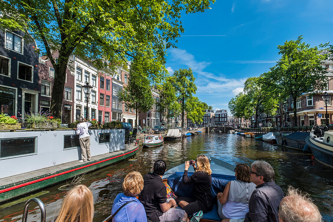 Touristenboote auf den Grachten von Amsterdam, Holland