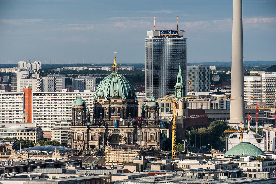 Blick auf Berlin vom Potsdamer Platz mit Blickrichtung Berliner Dom, Berlin, Deutschland