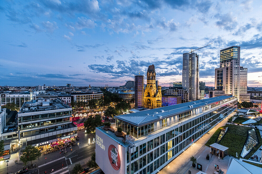 Berlin mit Blick auf das Einkaufszentrum Bikini das Waldorf Astoria und die Gedächniskirche, Berlin, Deutschland