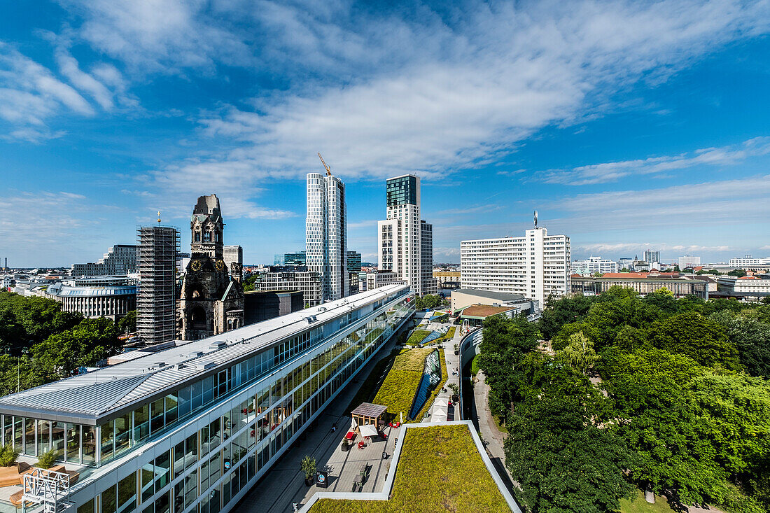 Berlin mit Blick auf das Einkaufszentrum Bikini das Waldorf Astoria und die Gedächniskirche, Berlin, Deutschland