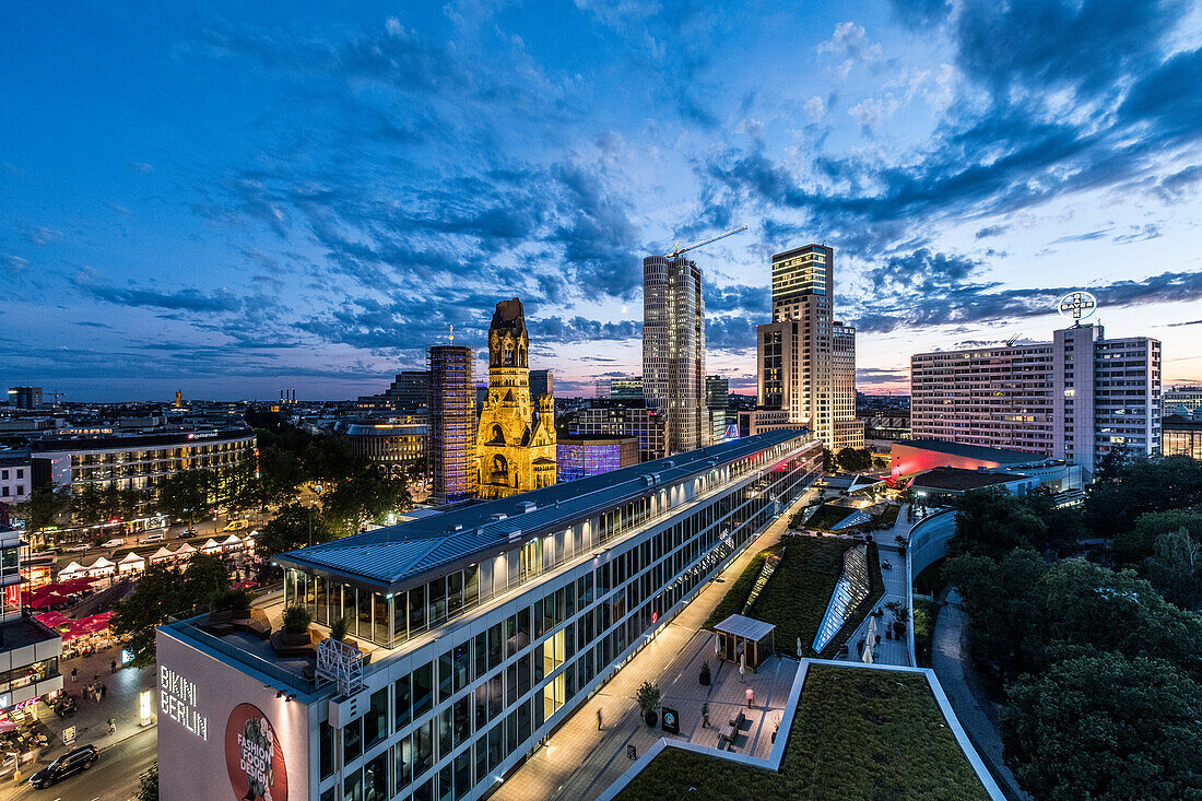 Berlin mit Blick auf das Einkaufszentrum Bikini das Waldorf Astoria und die Gedächniskirche, Berlin, Deutschland