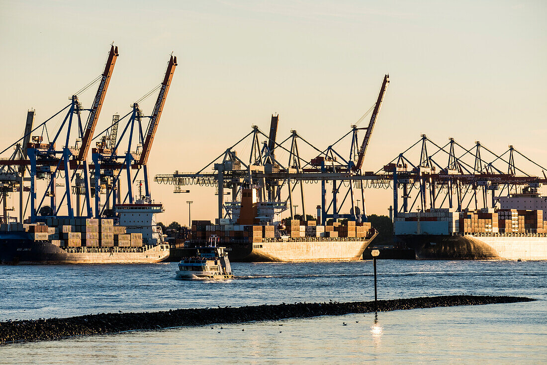 Sonnenuntergang mit Containerschiffen im Hafen Hamburg, Norddeutschland, Deutschland