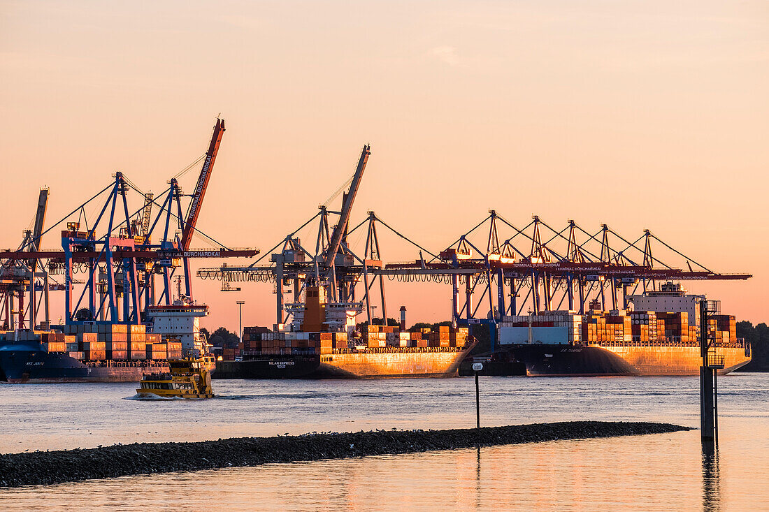Sonnenuntergang mit Containerschiffen im Hafen Hamburg, Norddeutschland, Deutschland