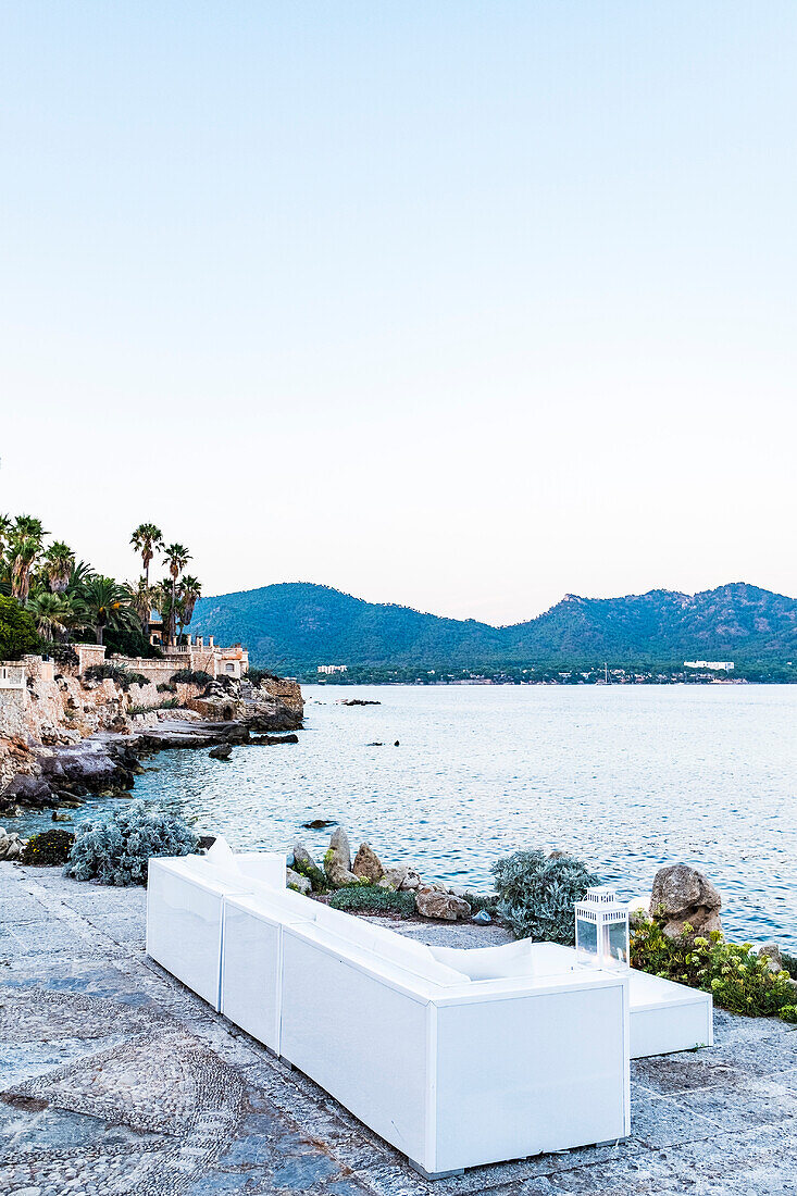 Loungebereich und Essen am Meer im Port Verd del Mar in Son Servera, Mallorca, Balearen, Spanien