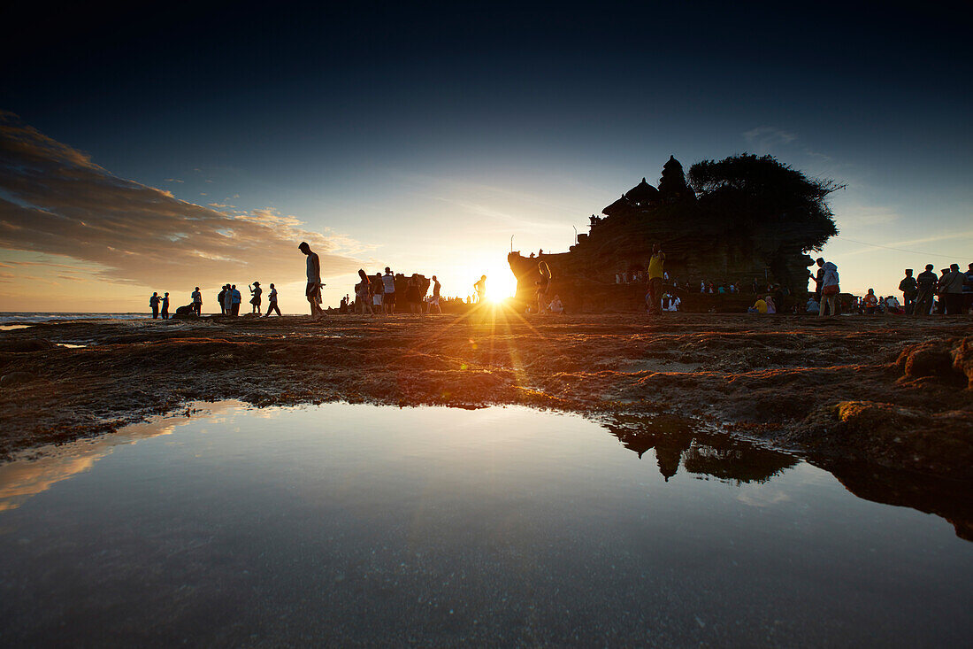 Besucher Tanah Lot, Ufer bei Ebbe, abends, Wassertempel Tanah Lot. Bali, Indonesien