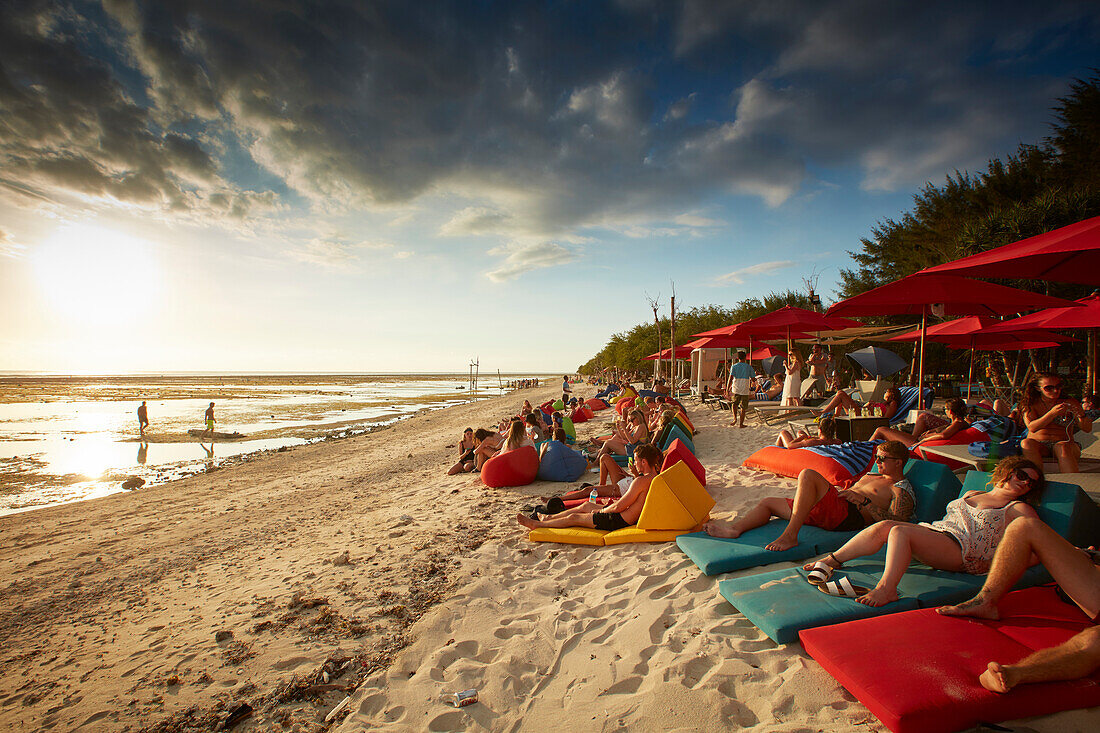 Gäste in Strandbar, Gili Trawangan, Lombok, Indonesien