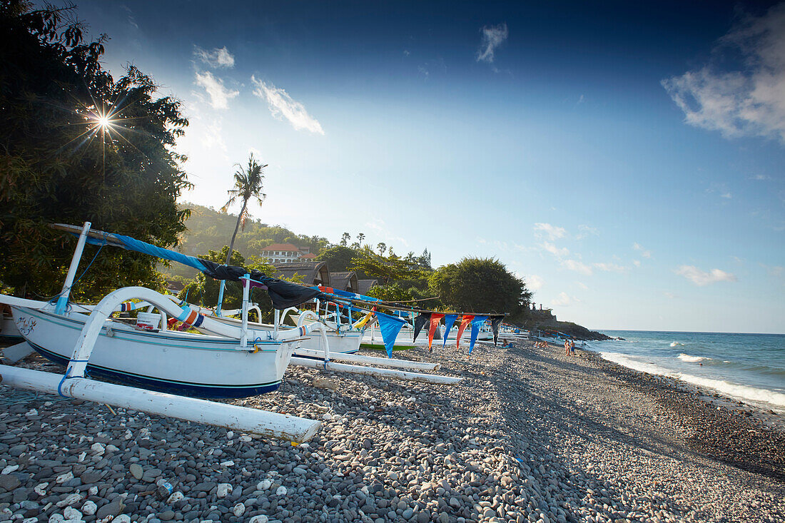 Fischerboote am Strand, Amed, Bali, Indonesien