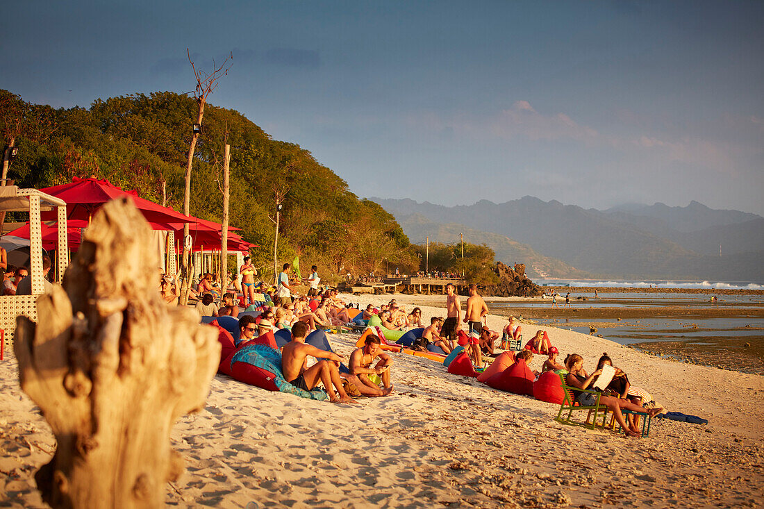 Gäste in Strandbar, Gili Trawangan, Lombok, Indonesien