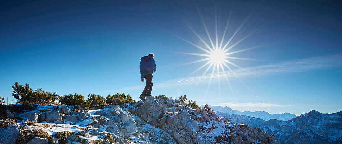 Wanderer Spätherrbst am Gipfel der Scheinbergspitze, Ammergauer Alpen, Deutschland