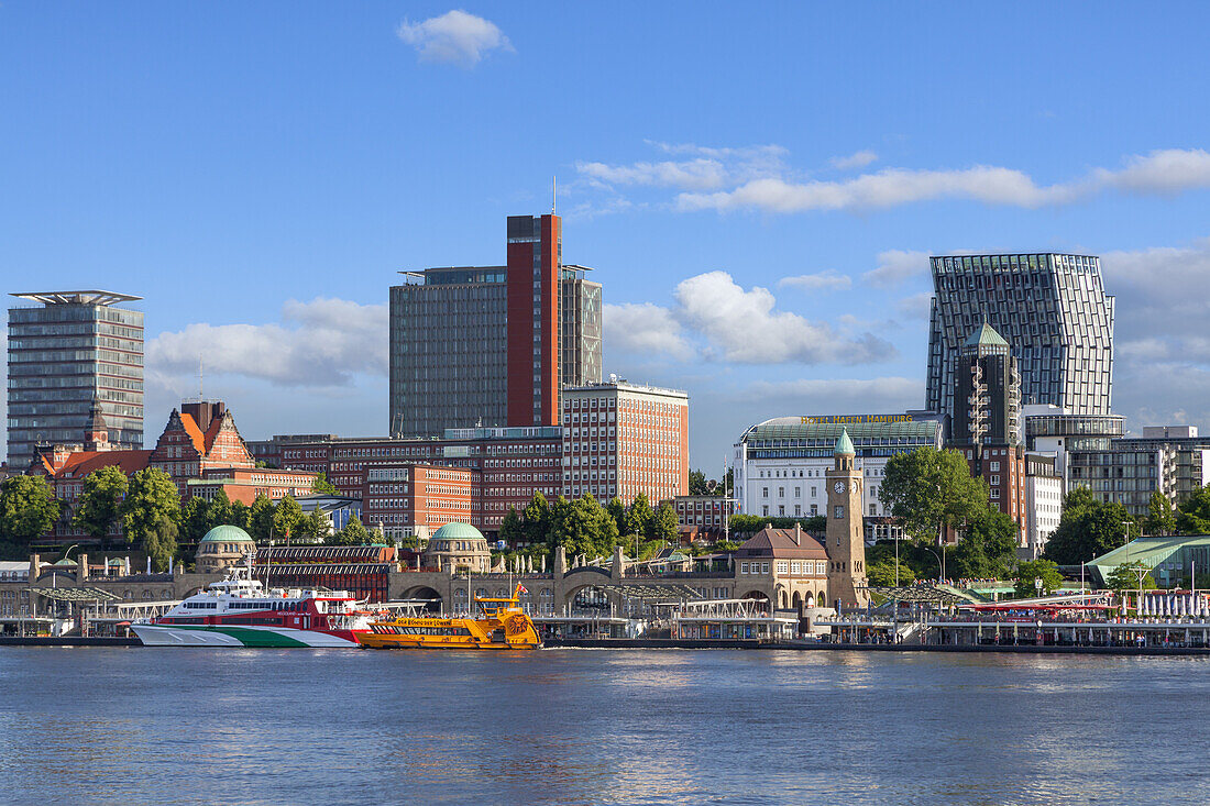 Blick vom Musicaltheater über die Elbe auf St. Pauli Landungsbrücken, Altona, Hansestadt Hamburg, Norddeutschland, Deutschland, Europa