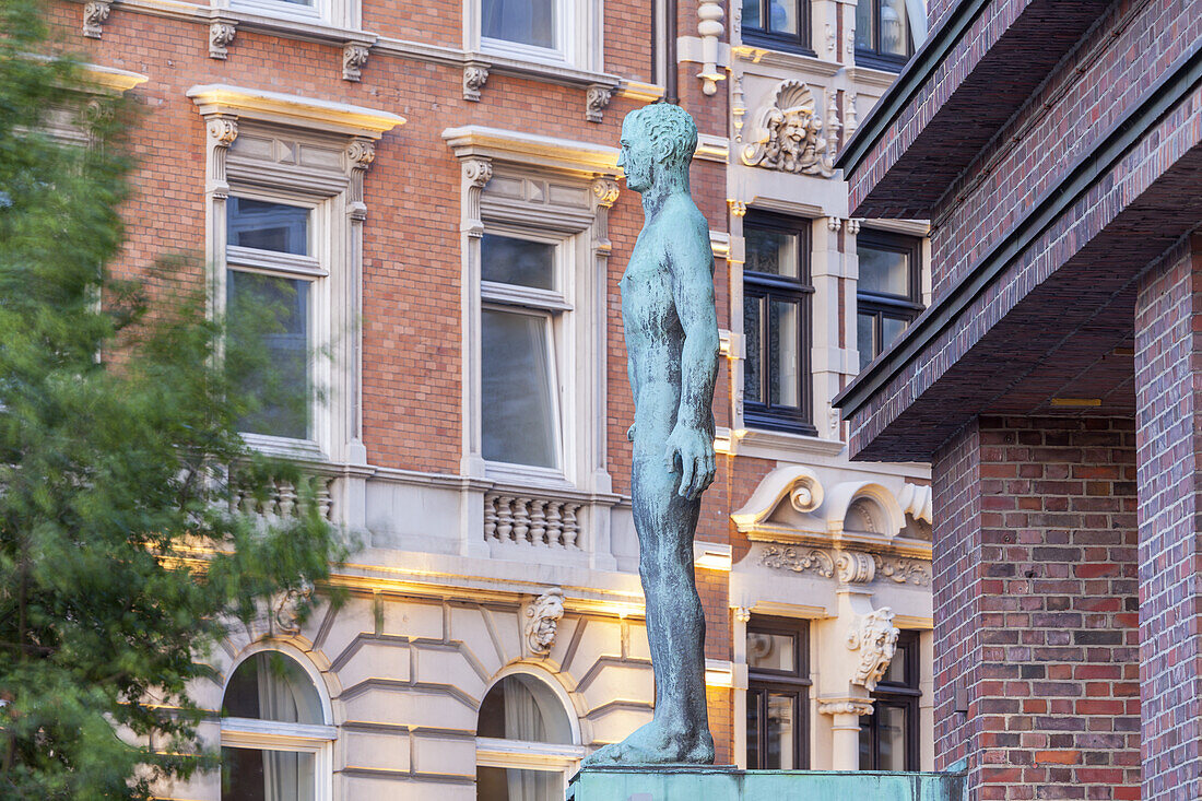 Bronzejüngling vor dem Brahms Kontorhaus am Johannes-Brahms-Platz, Hamburg-Neustadt, Hansestadt Hamburg, Norddeutschland, Deutschland, Europa
