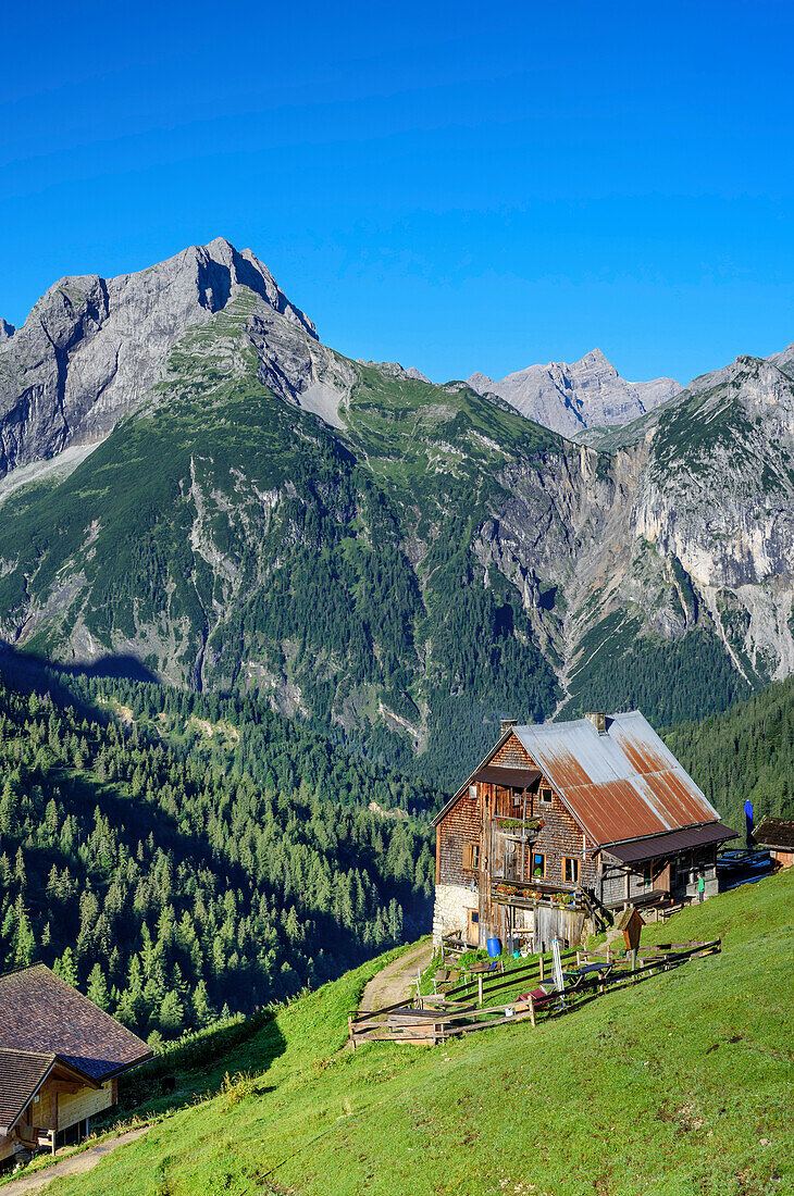 Plumsjochhütte mit Karwendel im Hintergrund, Plumsjoch, Mondscheinspitze, Naturpark Karwendel, Karwendel, Tirol, Österreich