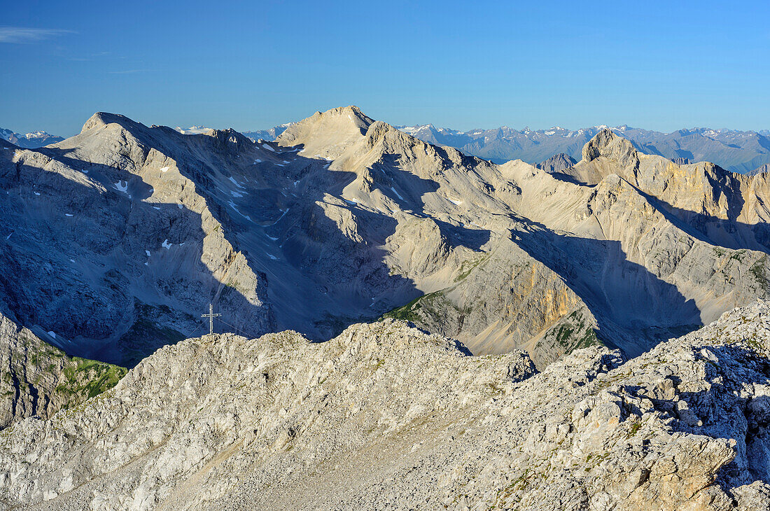 Cross of Oestliche Karwendelspitze in front of Karwendel range, from Oestliche Karwendelspitze, Natural Park Karwendel, Karwendel range, Tyrol, Austria