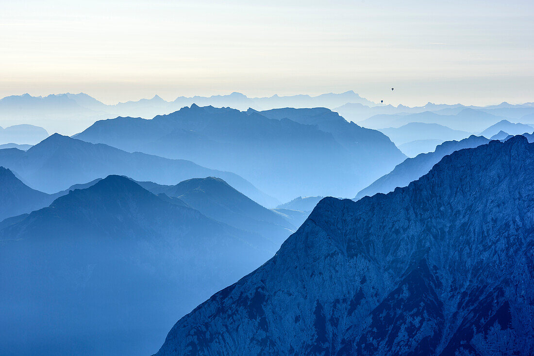 Kulissenstaffelung mit Rofan im Mittelgrund und Berchtesgadener Alpen im Hintergrund, von der Östlichen Karwendelspitze, Naturpark Karwendel, Karwendel, Tirol, Österreich