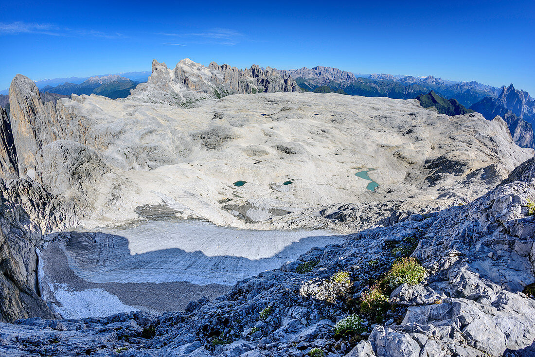 Blick auf Fradusta-Gletscher und Pala-Hochfläche mit Cimon della Pala, Cima della Vezzana und Marmolada im Hintergrund, Cima la Fradusta, Val Canali, Pala, Dolomiten, UNESCO Weltnaturerbe Dolomiten, Trentino, Italien