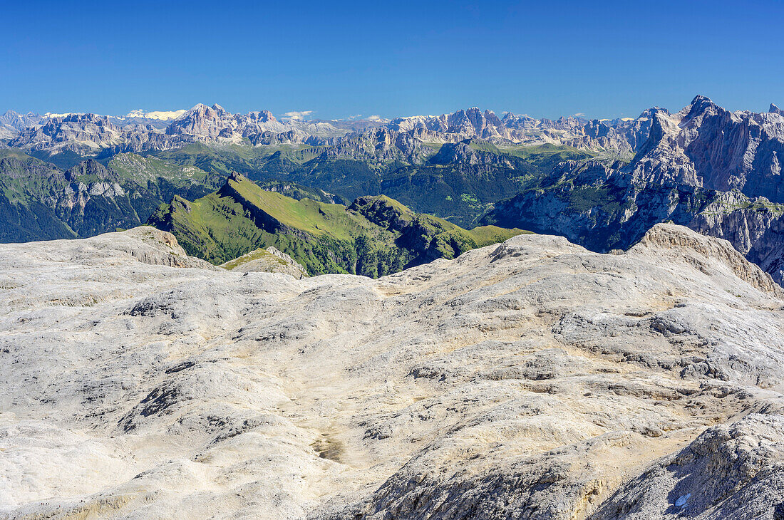 Blick auf Pala-Hochfläche mit Tofanen, Cristallo und Civetta im Hintergrund, Cima la Fradusta, Val Canali, Pala, Dolomiten, UNESCO Weltnaturerbe Dolomiten, Trentino, Italien