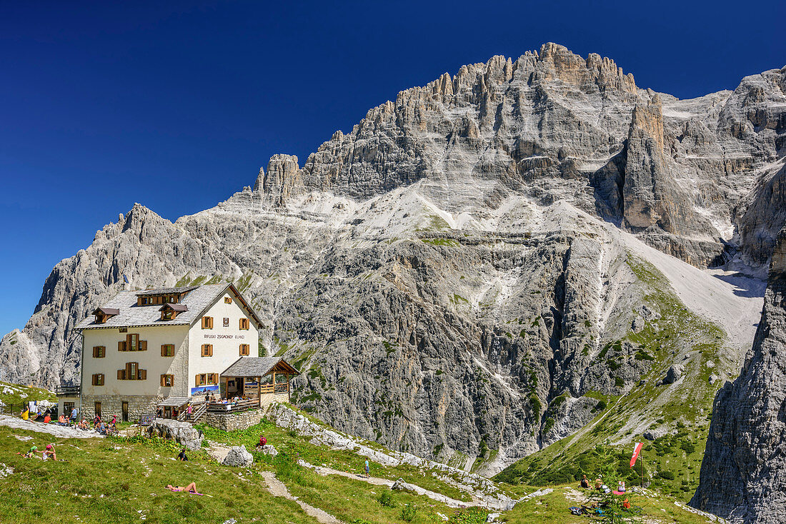 Hut Zsigmondy-Huette in front of Elferkofel, hut Zsigmondy-Huette, Sexten Dolomites, Dolomites, UNESCO World Heritage Dolomites, South Tyrol, Italy
