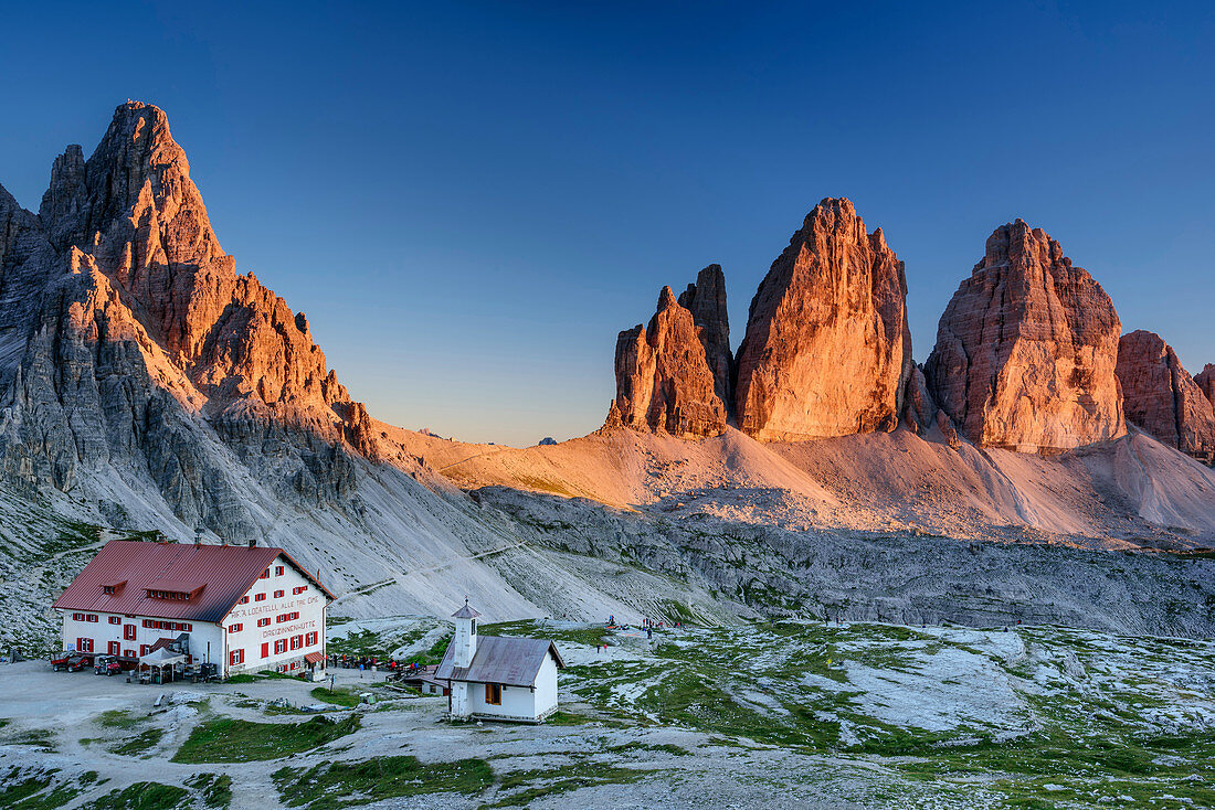 Drei-Zinnen-Hütte vor Paternkofel und Drei Zinnen, Drei Zinnen-Hütte, Sextener Dolomiten, Dolomiten, UNESCO Weltnaturerbe Dolomiten, Südtirol, Italien