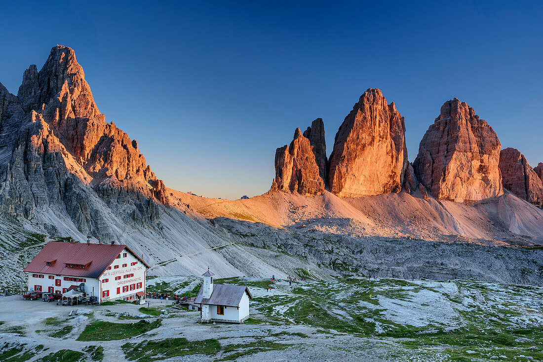 Hut Rifugio Locatelli in front of Paternkofel and Tre Cime, hut Rifugio Locatelli, Sexten Dolomites, Dolomites, UNESCO World Heritage Dolomites, South Tyrol, Italy