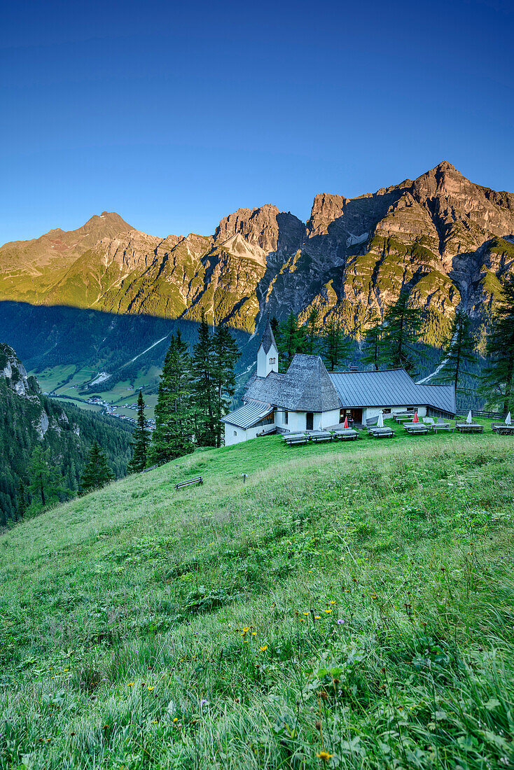 Kirche St. Magdalena vor Habicht und Kirchdachspitze, St. Magdalena, Gschnitztal, Stubaier Alpen, Tirol, Österreich