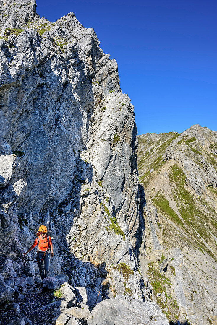 Frau begeht Klettersteig Mittenwalder Höhenweg, Mittenwalder Höhenweg, Karwendel, Oberbayern, Bayern, Deutschland