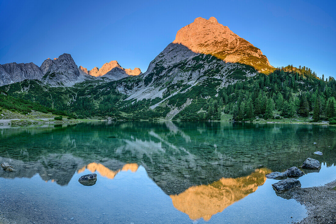 Drachenkopf, Wampeterschrofen and Ehrwalder Sonnenspitze reflecting in lake Seebensee, lake Seebensee, Mieming range, Tyrol, Austria