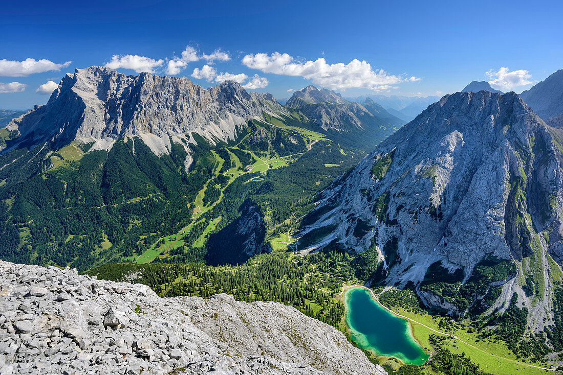 Blick auf Wetterstein mit Zugspitze und Seebensee, von der Ehrwalder Sonnenspitze, Mieminger Berge, Tirol, Österreich