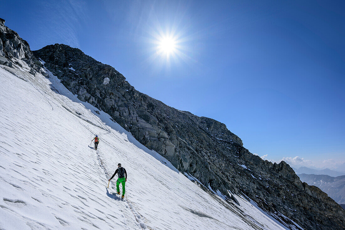 Man and woman ascending to Reichenspitze, Reichenspitze, Zillergrund, Reichenspitze group, Zillertal Alps, Tyrol, Austria