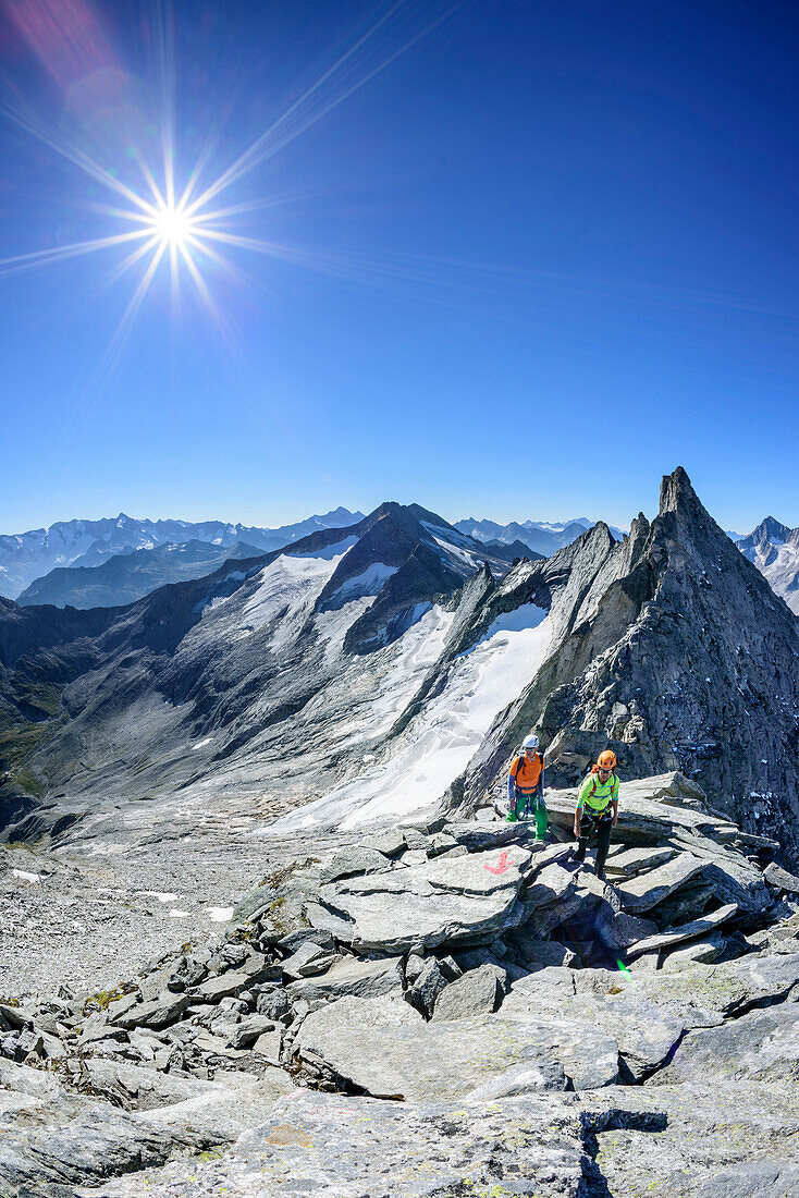 Mann und Frau steigen zur Richterspitze auf, Richterspitze, Reichenspitzgruppe, Zillertaler Alpen, Tirol, Österreich