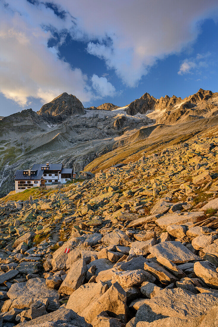 Plauener Hütte mit Kuchelmooskopf und Reichenspitze, Plauener Hütte, Reichenspitzgruppe, Zillertaler Alpen, Tirol, Österreich