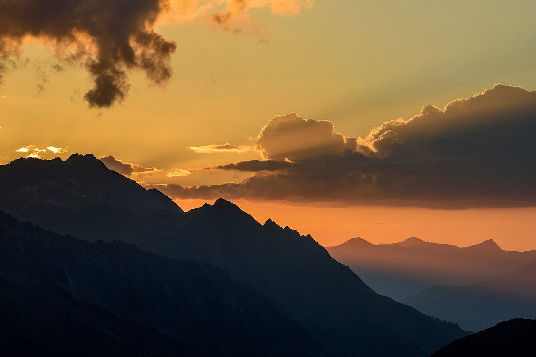 Wolkenstimmung über Zillertaler Alpen, von der Plauener Hütte, Reichenspitzgruppe, Zillertaler Alpen, Tirol, Österreich