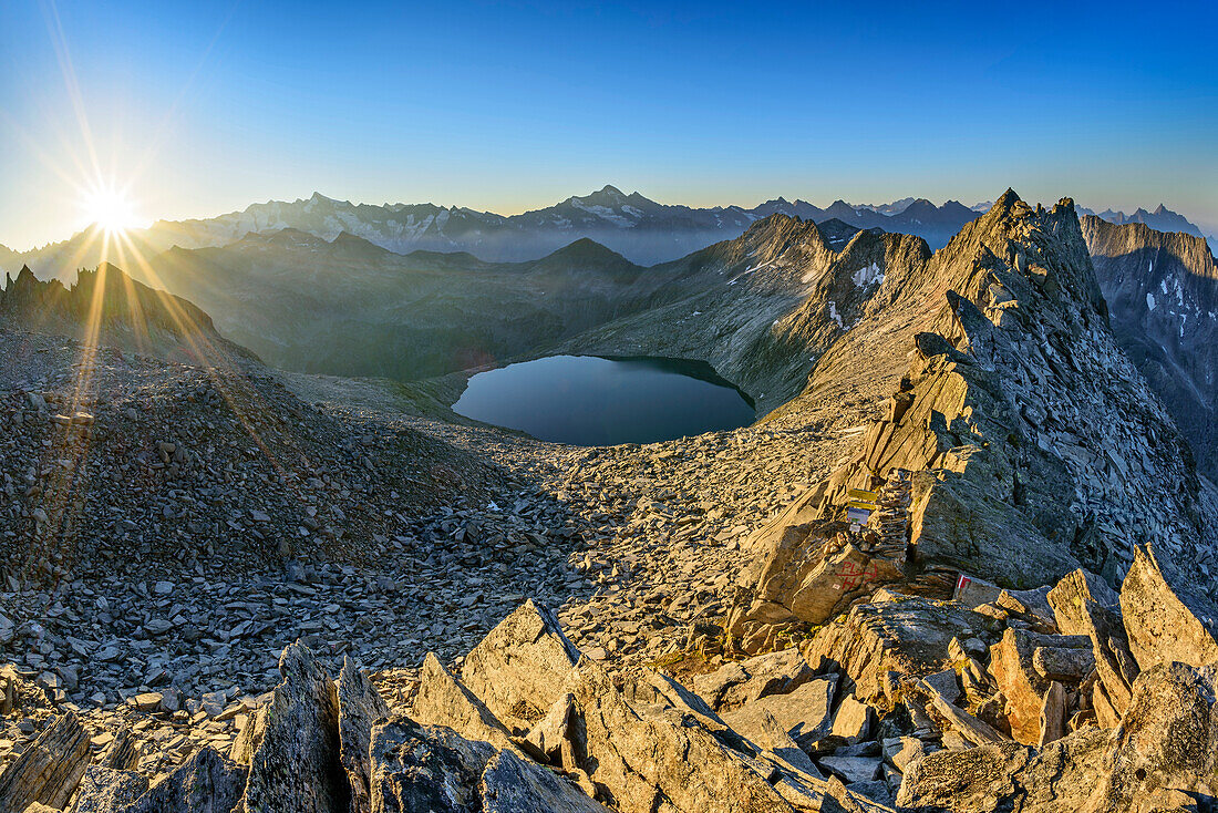 Eissee mit Hohe Tauern und Zillertaler Alpen, Eissee, Reichenspitzgruppe, Zillertaler Alpen, Tirol, Österreich