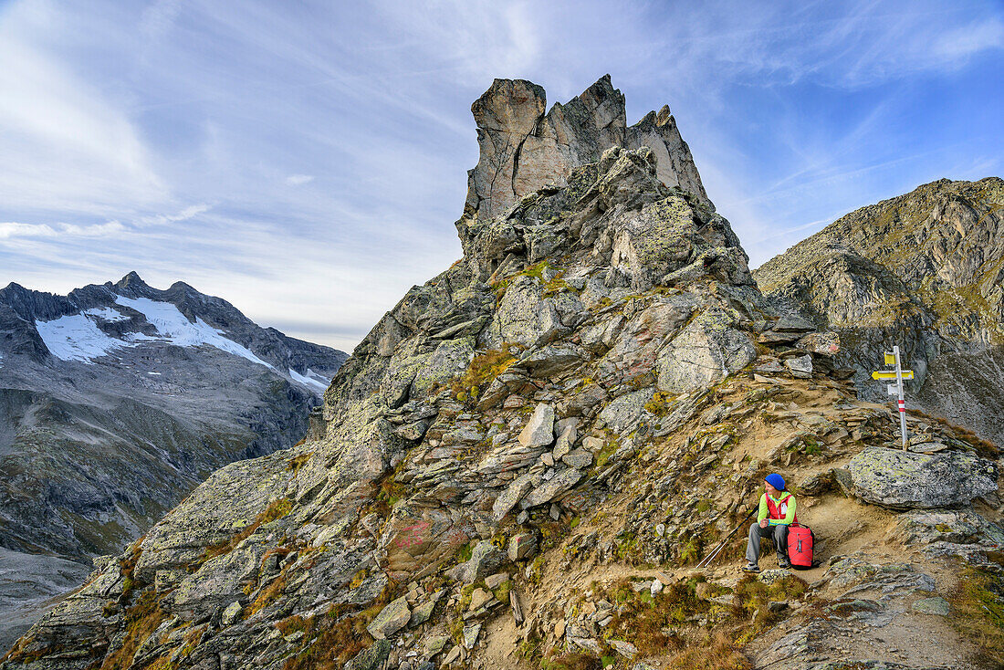 Frau beim Wandern sitzt in Scharte, Windbachscharte, Naturpark Zillertaler Alpen, Dreiländertour, Zillertaler Alpen, Salzburg, Österreich