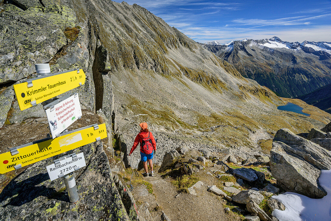 Frau beim Wandern steigt von Rainbachscharte ab, Rainbachscharte, Naturpark Zillertaler Alpen, Dreiländertour, Zillertaler Alpen, Salzburg, Österreich