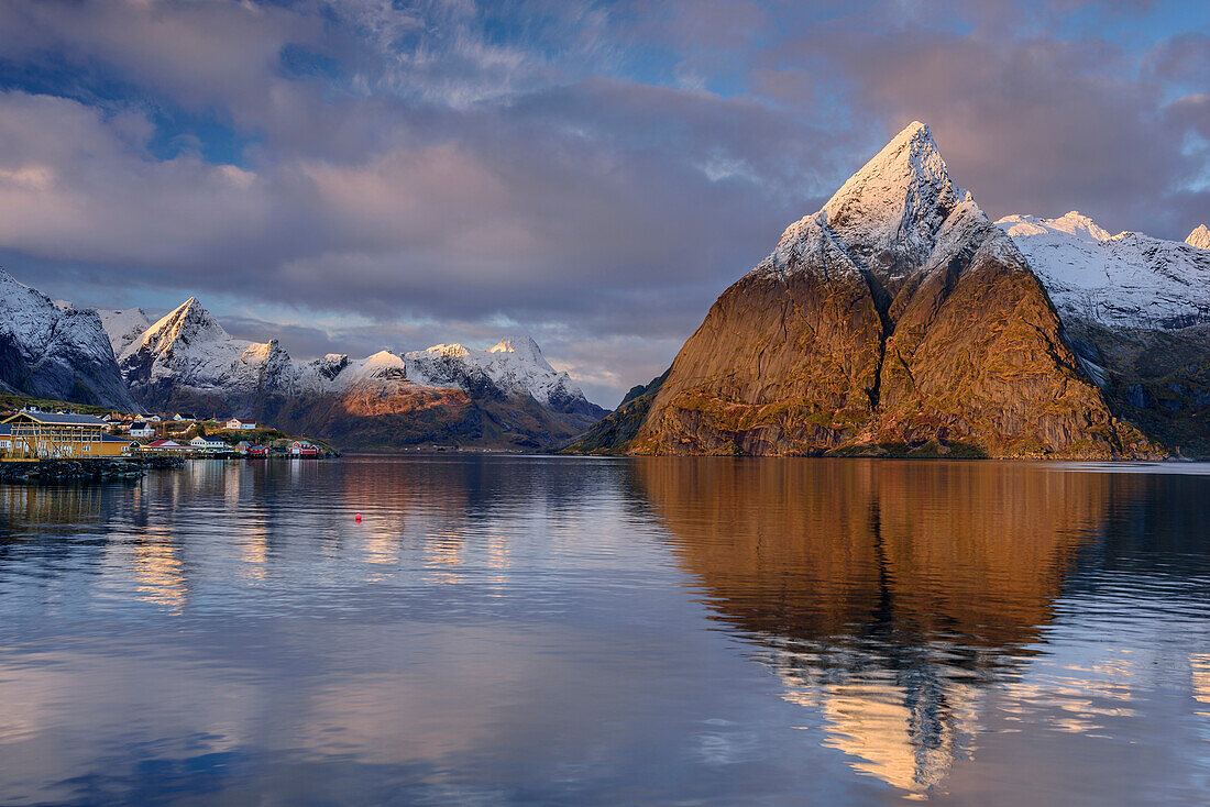 Meeresbucht mit Häusern von Hamnoy, verschneite Berge im Hintergrund, Hamnoy, Lofoten, Norland, Norwegen